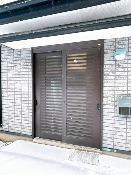 三戸郡三戸町大字梅内字蕨久保の玄関|【リフォーム前】玄関ドアはクリーニングと鍵交換を行います。