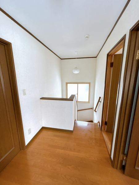 三戸郡三戸町大字梅内字蕨久保のその他|【リフォーム前】2階階段ホールの写真です。壁天井クロス仕上げ、照明新品交換等を行います。