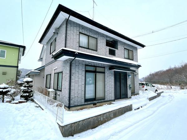 三戸郡三戸町大字梅内字蕨久保の外観|【リフォーム前】外観の別角度写真です。屋根外壁の塗装を行います。