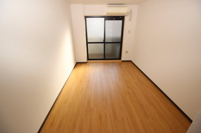 京都市山科区大宅中小路町の賃貸マンションの洋室