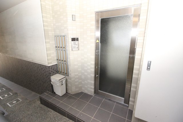 京都市山科区大宅中小路町の賃貸マンションのエントランス