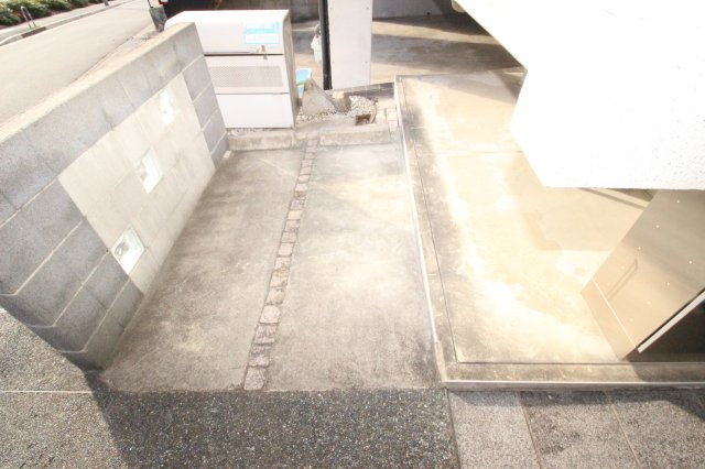 京都市山科区大宅中小路町の賃貸マンションの駐車場