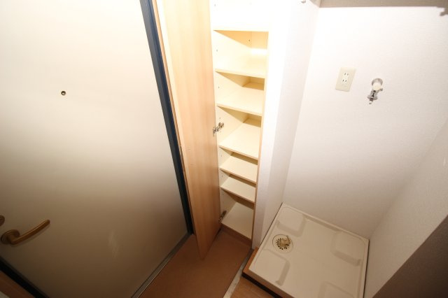京都市山科区大宅中小路町の賃貸マンションの収納
