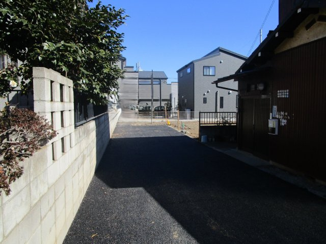 桶川市北　売地の前面道路含む現地写真