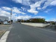 奥州市水沢太日通り2丁目102-2の前面道路含む現地写真