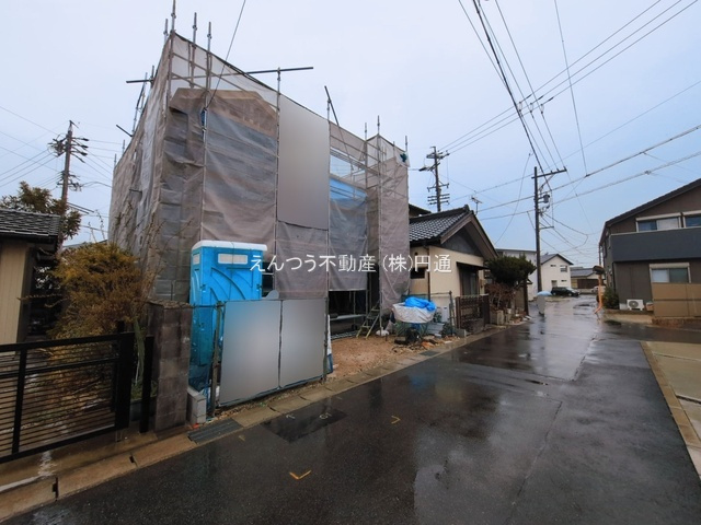 ファーストタウン第2南原山町赤土の前面道路含む現地写真