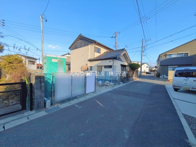 ファーストタウン第2南原山町赤土の前面道路含む現地写真