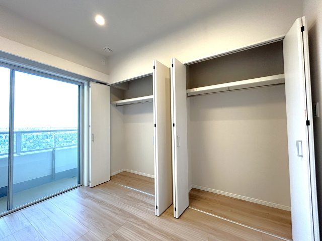 ステーションプラザタワーの収納|～Closet～
各部屋に収納が付いており冬物や夏物、スーツケースなども全部まとめて収納もできますのでお部屋を広く開放的にお使いいただけます。