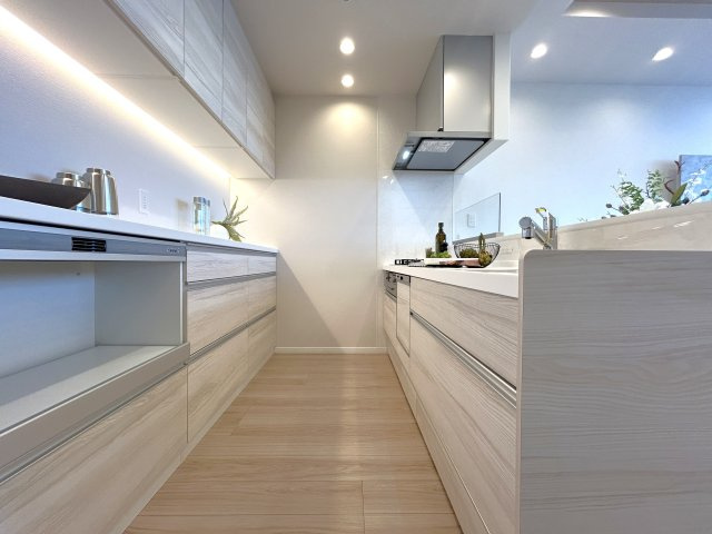 ステーションプラザタワーのキッチン|会話が弾む対面型キッチン。後ろにはお洒落なカップボードがあり、余裕で収納できるスペースがあります。