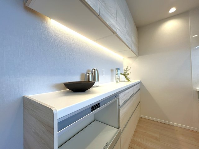 ステーションプラザタワーのキッチン|毎日使うキッチン周りが綺麗で清潔に保たれていると、お料理を作るのも楽しくなりますよね。機能性とデザイン性を持たせたキッチンで気持ちよくお料理が出来そうです。