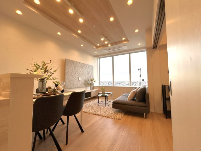 ステーションプラザタワーの居間・リビング|リビングは家族が1番くつろげる癒しの空間、家族が集い憩うリビングスペースはナチュラルカラーの明るい心地良い空間に仕上がりました。