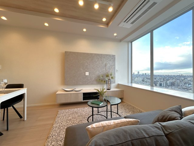 ステーションプラザタワーの居間・リビング|家族やお客様との時間など、多くの時を刻むリビング。何気なく過ぎる時でさえも上質なひと時となる快適さを目指して、採光を多く取り入れる空間となっております。