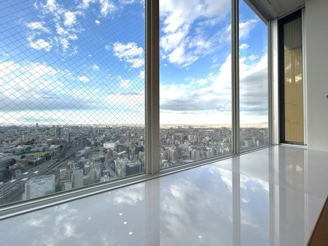 ステーションプラザタワーの展望|上層階ならではの見渡す限りの青空が広がっています。周辺に高い建物がありませんので、一日中お部屋に陽当たりが降り注ぎます。