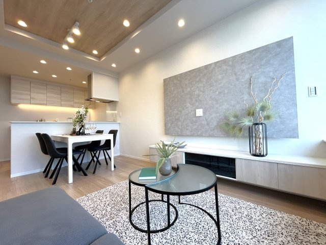 ステーションプラザタワーの居間・リビング|家族みんなが爽やかに健やかに過ごせるように、溢れる光をたっぷり取り込んだリビングダイニング。集いの場、憩いの場としての快適性を求めたやすらぎの空間です