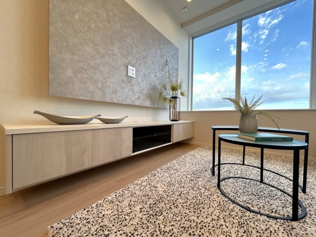 ステーションプラザタワーの居間・リビング|家族やお客様との時間など、多くの時を刻むリビング。何気なく過ぎる時でさえも上質なひと時となる快適さを目指して、採光を多く取り入れる空間となっております。
