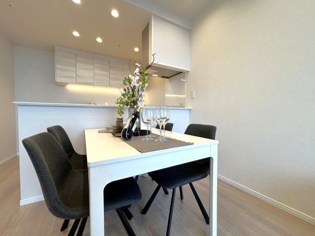 ステーションプラザタワーの居間・リビング|大切なご家族が集まるＬＤＫはこだわりたいですね！休日はおひさまの光をたっぷりと取りこめるリビングでゆったりと過ごしませんか？子供たちが元気に笑いながら走り回っている姿が目に浮かぶ空間です。