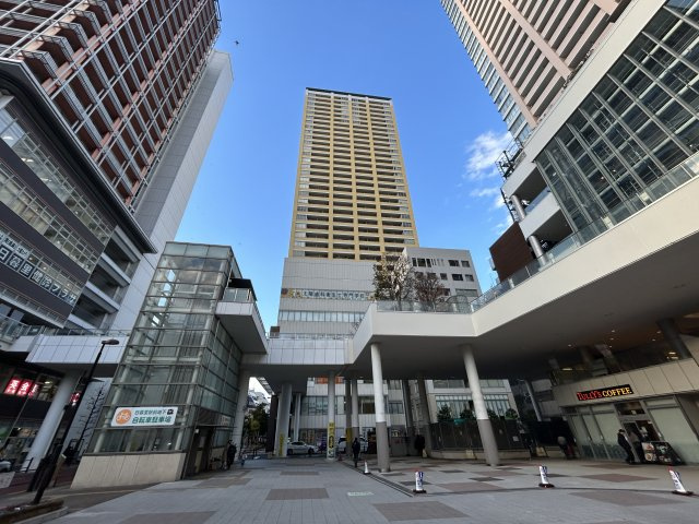 ステーションプラザタワーの外観|～Appearance～
青空に映えるこの雄大な佇まい。
陽当たり、立地、周辺環境など恵まれた好条件となっております。