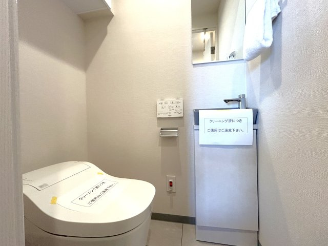 ステーションプラザタワーのトイレ|十分なスペースを確保したトイレ。
収納もございますのでシンプルな空間を保てます。