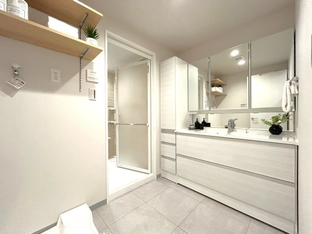 ステーションプラザタワーの洗面所|【パウダールーム】
三面鏡タイプの洗面化粧台を採用し、キャビネット収納はぎっしり色々な物を収納でき下部収納もございます。シャワーヘッドタイプを採用しておりますのでお掃除など楽々できます。