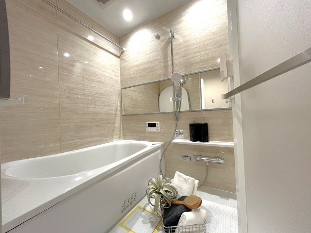 ステーションプラザタワーの浴室|【お風呂】
足を伸ばせる浴槽＆ワンタッチでお湯張や追焚が出来るオートバスで1日の疲れも快適にリフレッシュ。雨のお洗濯に威力を発揮する浴室換気乾燥機付き。