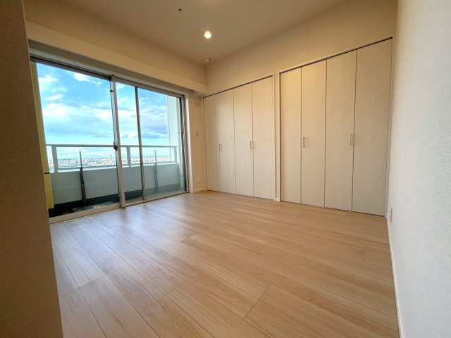 ステーションプラザタワーの洋室|～Bed room～
バルコニーから陽当たりが差し込みますので、日中は電気など必要ない明るさとなっております。