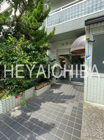 山岸ビルのエントランス