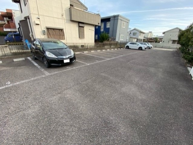 レオパレス長谷川の駐車場
