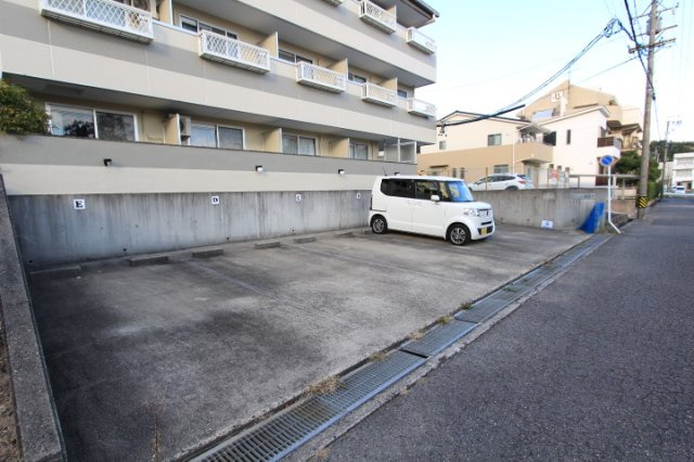 クリーン高蔵寺の駐車場