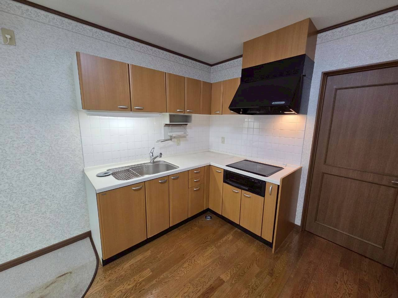 帯広市西9条南14丁目　中古住宅のキッチン|12.6帖併設キッチン