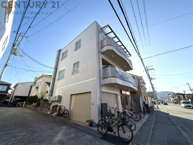 1階は美容室、2階は学習塾です