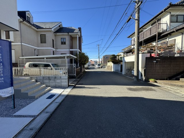 松戸市幸田１丁目新築戸建【小金北小学校：10分】の前面道路含む現地写真|北側前面道路・幅員約6ｍ