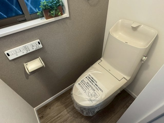 川越市稲荷町　新築一戸建て のトイレ|落ち着いた色調のトイレです