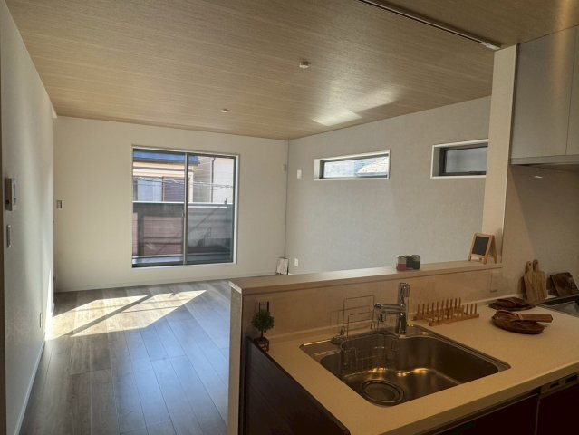 川越市稲荷町　新築一戸建て の居間・リビング|ゆったりとしたリビングです