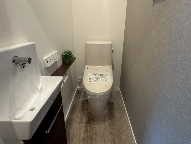 川越市稲荷町　新築一戸建て のトイレ|落ち着いたトイレです