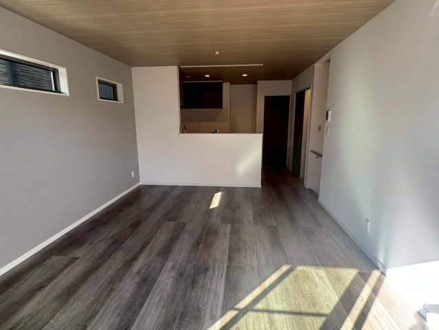 川越市稲荷町　新築一戸建て の居間・リビング|こちらの居間で趣味の時間をお楽しみください