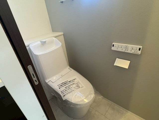 川越市稲荷町　新築一戸建て　のトイレ|落ち着いた色調のトイレです