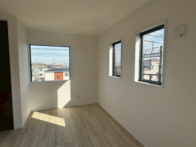 川越市稲荷町　新築一戸建て　の寝室|開放的な寝室です