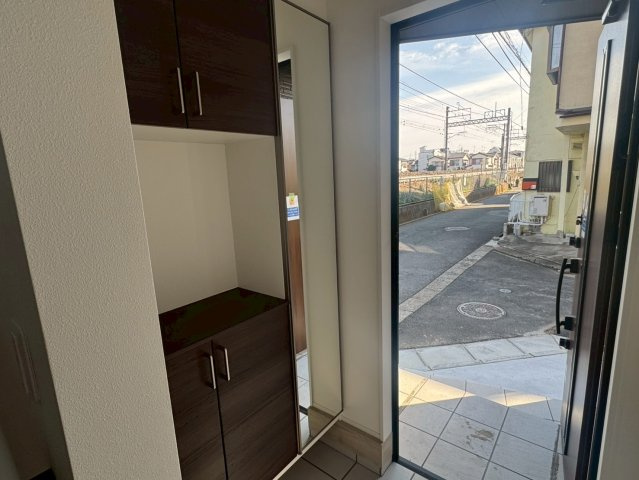 川越市稲荷町　新築一戸建て　の玄関|収納もある玄関です