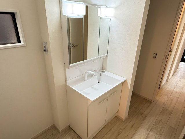 川越市今福4期　新築一戸建て　1号棟　の独立洗面台|朝の支度にも助かる、独立の洗髪洗面化粧台
