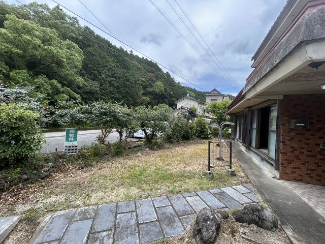 高知県安芸郡東洋町河内字三反田1005番5中古戸建の庭