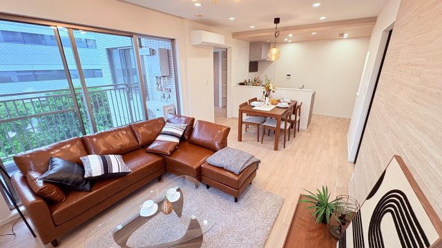 ★仲介手数料無料★グランドメゾン不動前（南東角住戸・吹き抜け・ロングポーチ付き　）の居間・リビング