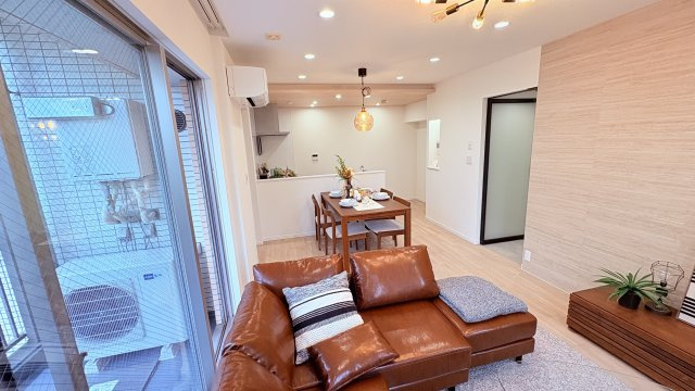 ★仲介手数料無料★グランドメゾン不動前（南東角住戸・吹き抜け・ロングポーチ付き　）の居間・リビング
