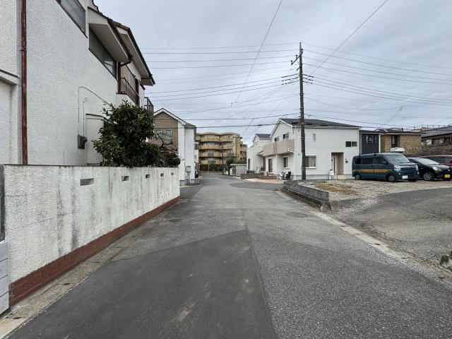 松戸市牧の原１丁目新築戸建【牧野原小学校：2分】の前面道路含む現地写真|北西側前面道路・幅員約6ｍ