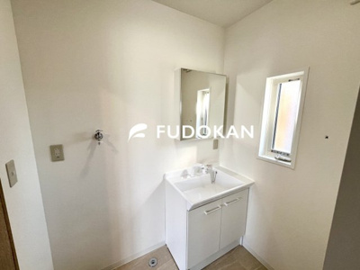 【独立洗面台】 | 鶴岡市青柳町【中古住宅】 | 三面鏡の洗面台は、スタイリッシュなだけでなく収納力もあります。