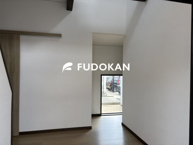 鶴岡市青柳町【中古住宅】の玄関|明るい玄関ホールです。