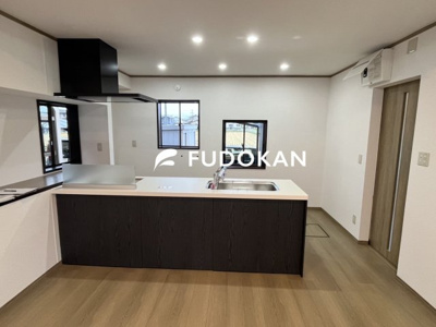 【居間・リビング】 | 鶴岡市青柳町【中古住宅】 | 大きなリビングは家族の団欒の場として家庭を包みます。