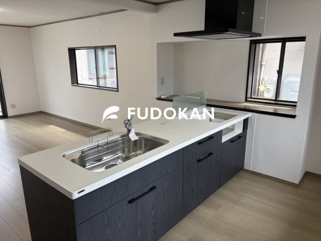 鶴岡市青柳町【中古住宅】の寝室|大きいベットを置いてもスペースの取れる寝室です。