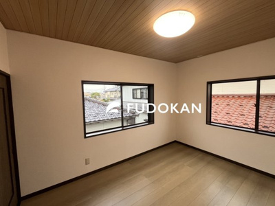 【寝室】 | 鶴岡市青柳町【中古住宅】 | 大きいベットを置いてもスペースの取れる寝室です。