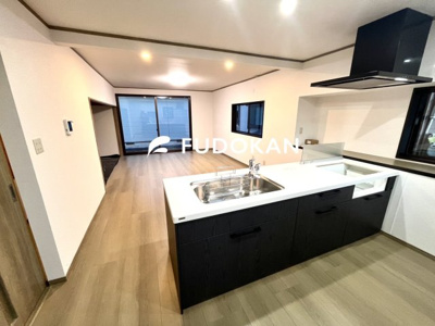 【キッチン】 | 鶴岡市青柳町【中古住宅】 | 広々ワイドなキッチンは料理がしやすく快適です。