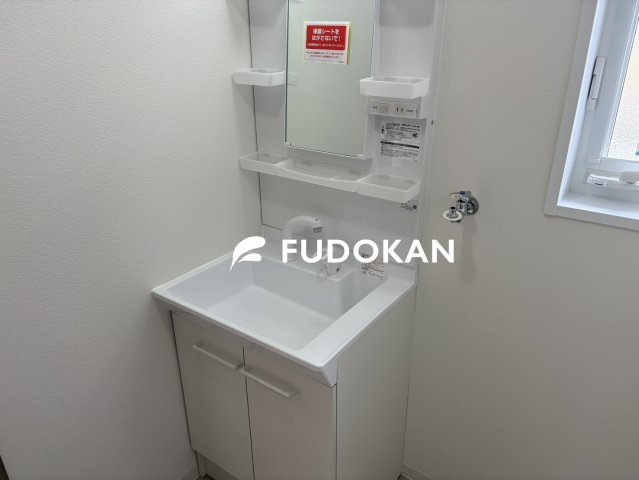 鶴岡市青柳町【中古住宅】の独立洗面台|三面鏡の洗面台は、スタイリッシュなだけでなく収納力もあります。